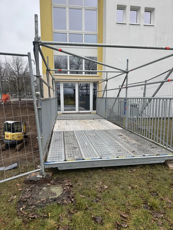 Fassade mit Gerüst und geschütztem Arbeitsbereich